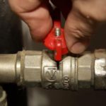 Почему шаровой кран нельзя открывать наполовину